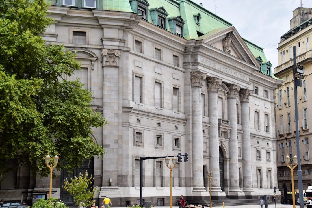 Fachada clásica de una biblioteca pública en Buenos Aires