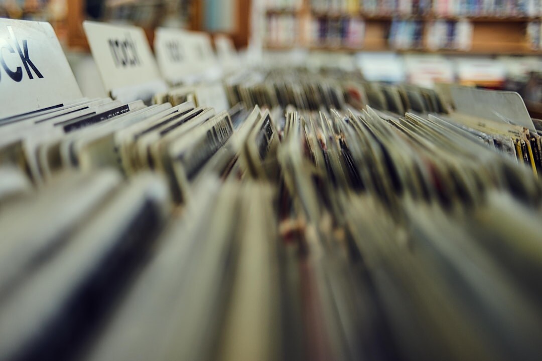 Discos de vinilo antiguos y partituras musicales sobre una mesa