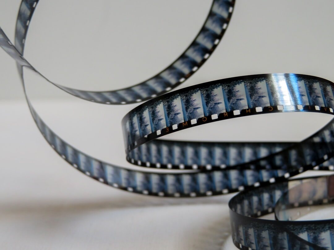 Rollos de película de cine antiguos sobre una mesa de archivo