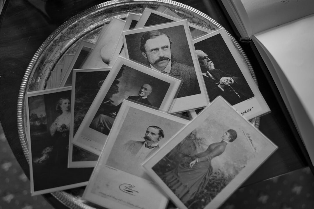 Fotografías antiguas en blanco y negro esparcidas sobre una mesa de archivo