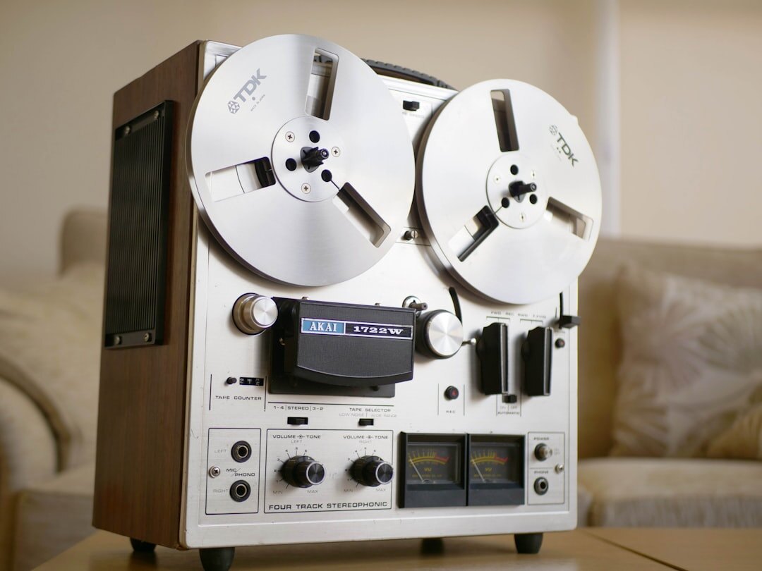 Grabador y cintas de audio antiguas en un estudio de archivo sonoro